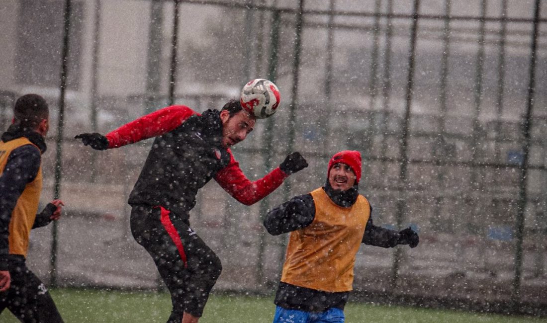 Kahramanmaraşspor’da Kar Altında Kritik Hazırlık: Hacettepe Deplasmanı Öncesi Nefes Kesen İdman! TFF 3. Lig temsilcimiz Kahramanmaraşspor, ligin 18. haftasında konuk olacağı