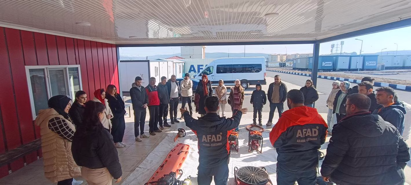 AFAD Kahramanmaras’tan Destek Gonullulerine Uygulamali Egitim ()