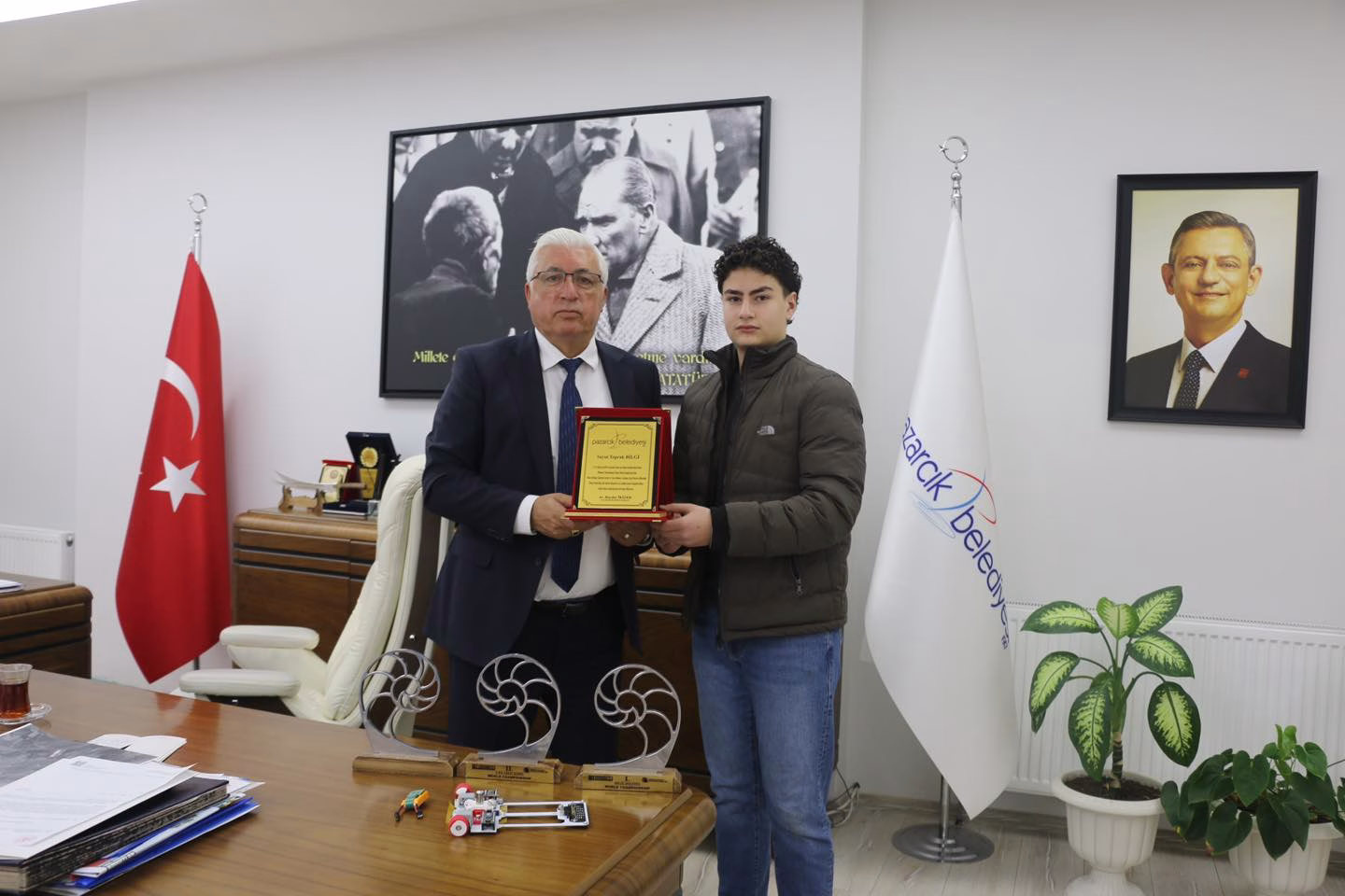 Dunya Sampiyonu Toprak Entemiz’e Pazarcik Belediyesi’nde Tebrik ve Plaket ()