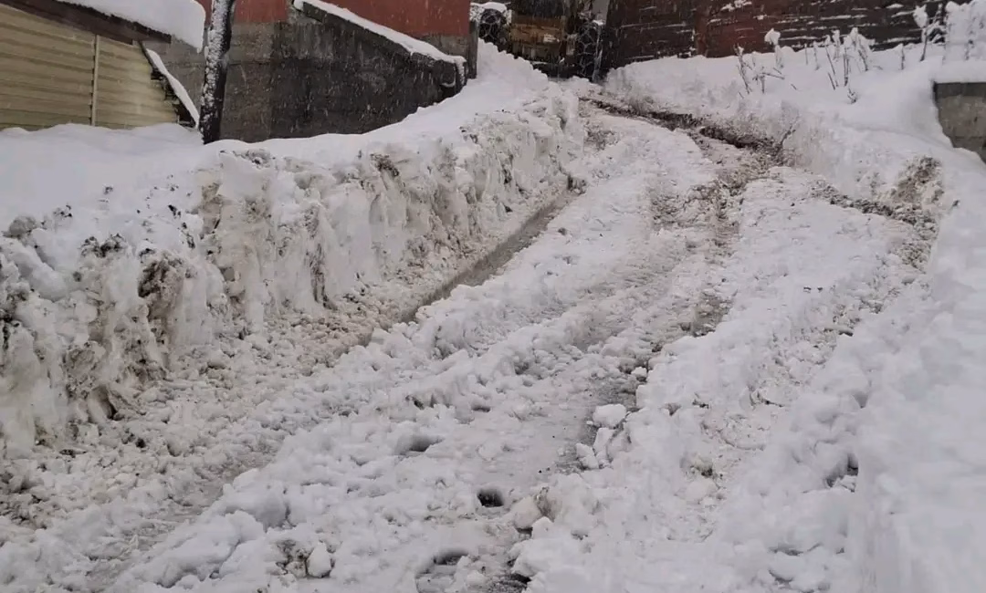 Kahramanmaraş’ta Kar Esareti Genişliyor: Afşin’de de Okullar Tatil Edildi!