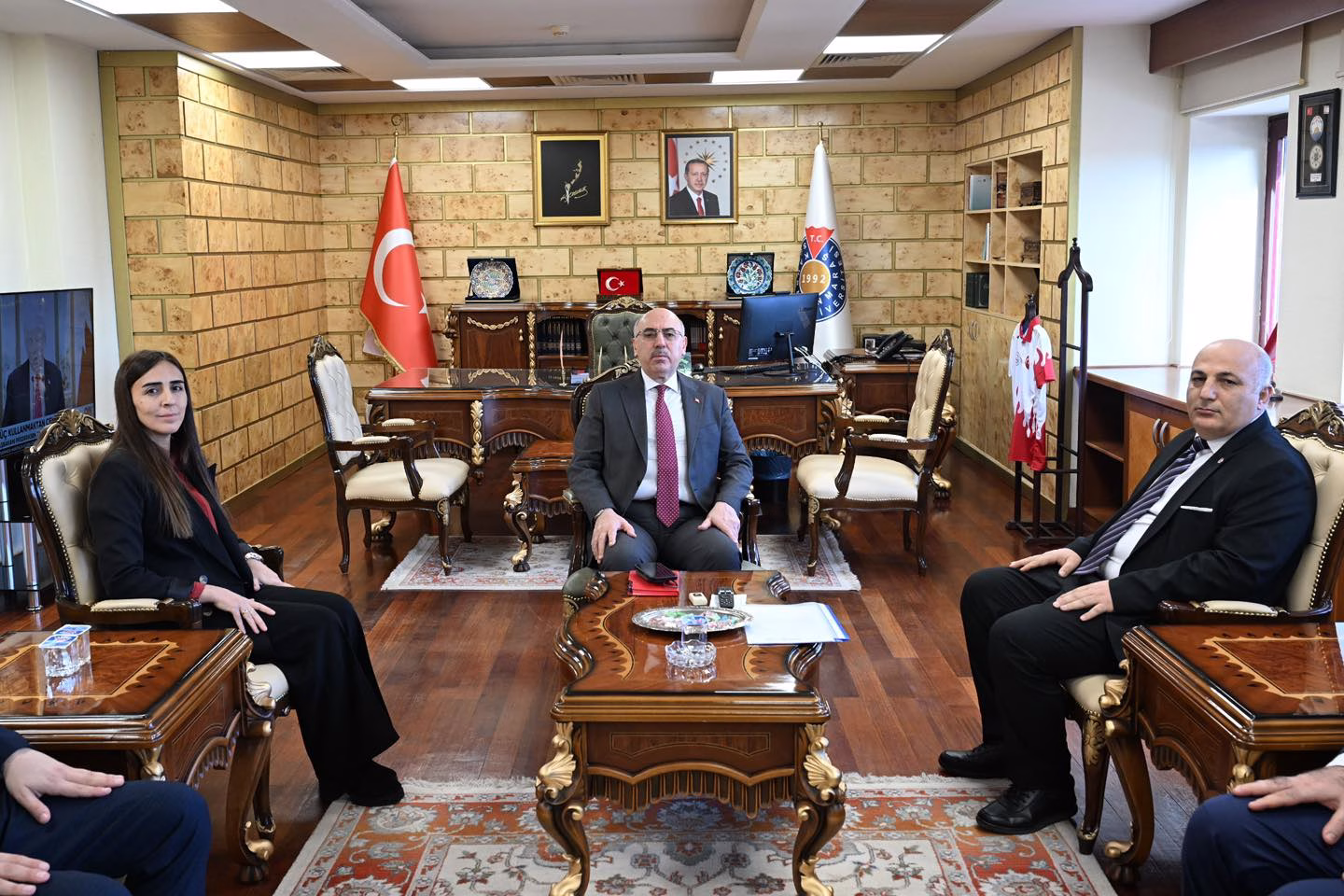 Stratejik Arastirmalar ve Akademisyenler Dernegi’nden Rektor Mahmut Ak’a Ziyaret ()