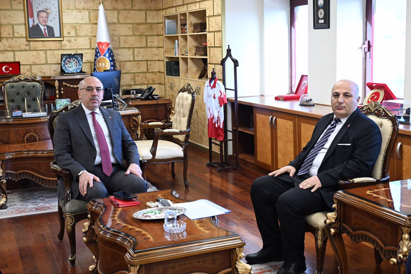 Stratejik Arastirmalar ve Akademisyenler Dernegi’nden Rektor Mahmut Ak’a Ziyaret ()