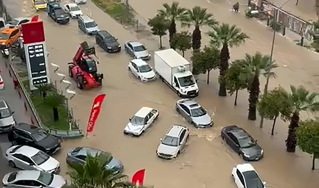 Adana’da sağanak hayatı olumsuz etkiledi (4) CADDELER GÖLE DÖNDÜ Adana’da sağanak nedeniyle Seyhan ilçesi Kıyıboyu Caddesi