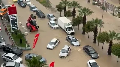 CADDELER GÖLE DÖNDÜ Adana’da sağanak nedeniyle Seyhan ilçesi Kıyıboyu Caddesi