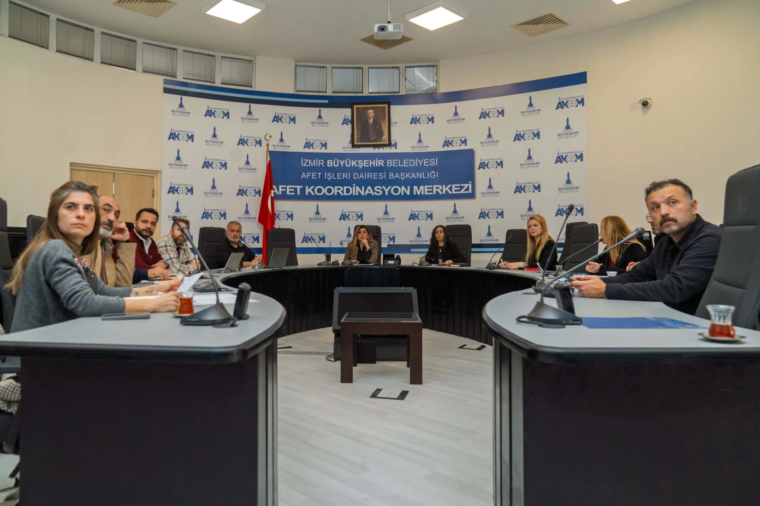 İzmir'i sağanak vurdu; konut, iş yeri ve kamu binasını su bastı ()