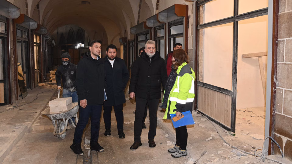 Tarihi Kapalı Çarşı’da yürütülen restorasyon çalışmalarını yerinde inceleyen Başkan Görgel,