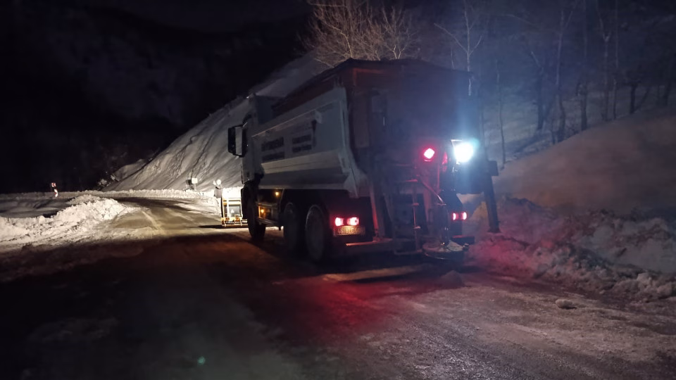 Büyükşehir Belediyesi, şehrin kırsal bölgelerinde ulaşımın kesintisiz sürmesi için kar