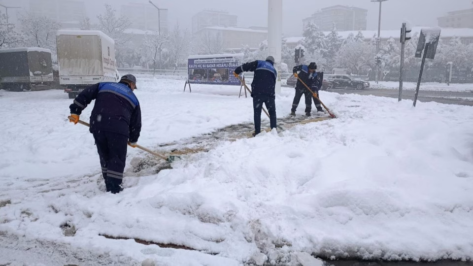 Büyükşehir Belediyesi, kar yağışının ardından yaya trafiğinde meydana gelebilecek olumsuzlukların