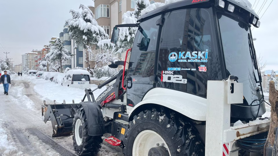 KASKİ Genel Müdürlüğü, şehir merkezinde yürütülen kar küreme, tuzlama ve