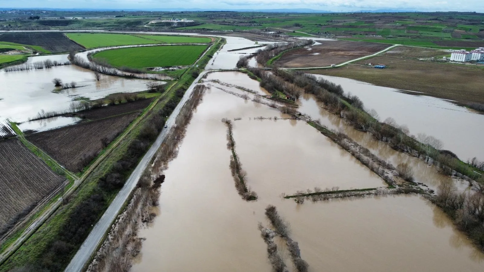 Metrekareye kilogram yağış düşen Edirne’de, Tunca Nehri’nde su seviyesinde kritik artış