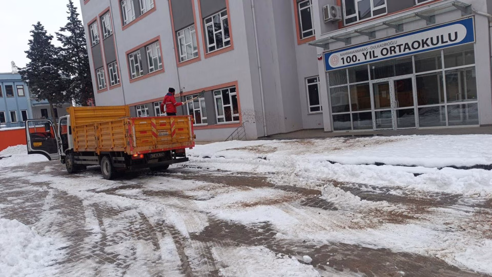 Büyükşehir Belediyesi, öğrencilerin okullarına güvenli bir şekilde ulaşabilmesi ve buzlanma