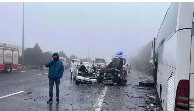 Gaziantep-Şanlıurfa otoyolunda sabah saatlerinde yoğun sis nedeniyle 2 TIR, 1