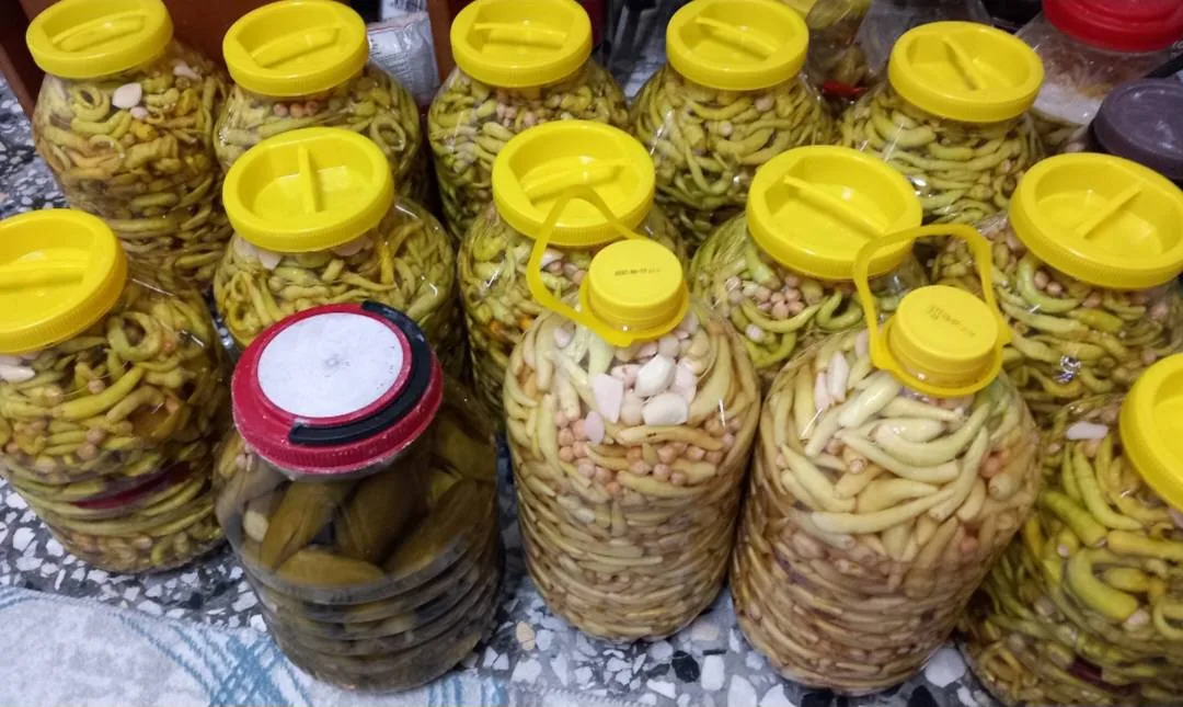 Kadirli’de Gülay Eskici Balcılar uzun yıllardır geleneksel yöntemlerle turşu üretimi