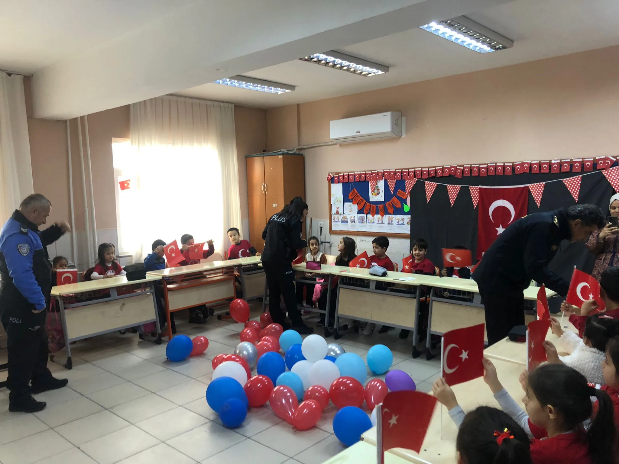 Emniyetten Öğrencilere Anlamlı Türk Bayrağı Hediyesi