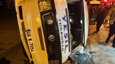 Kahramanmaraş’ın Türkoğlu ilçesinde meydana gelen trafik kazasında servis aracının devrilmesi