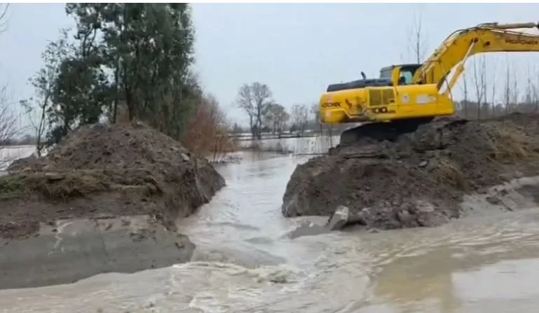 Kadirli’de etkili olan sağanak yağış, Aydınlar Köyü’nde sel oluşmasına neden