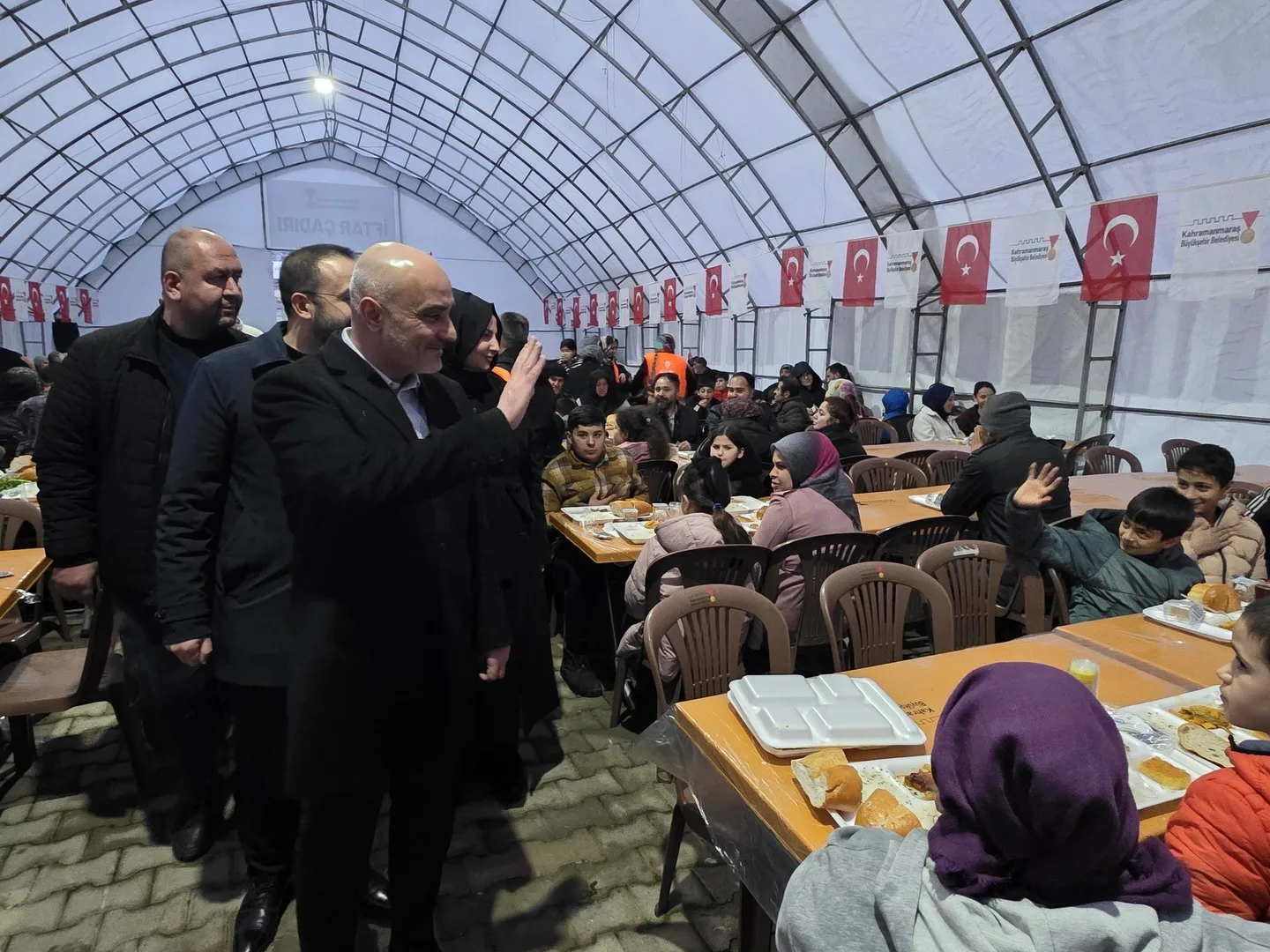 Ayni Sofrada Ayni Duada 3