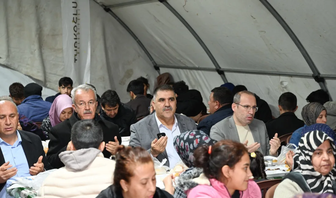 Türkoğlu Belediyesi tarafından Türkoğlu Millet Meydanı’nda kurulan İftar Çadırı, Ramazan