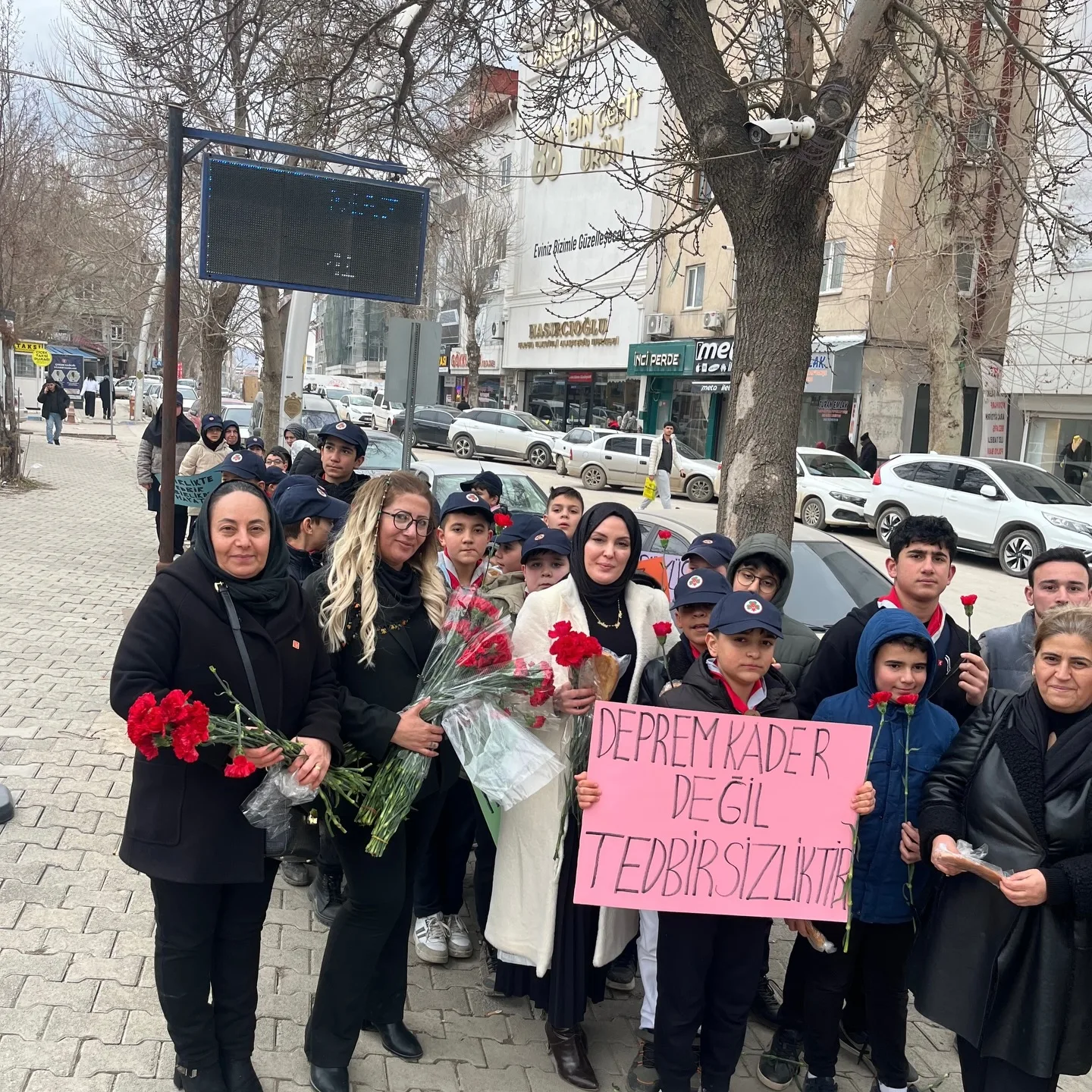 CHP Elbistan Kadin Kollarindan 6 Subat Deprem Sehitleri Icin Anlamli Anma 4