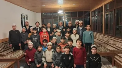 Kahramanmaraş’ın Göksun ilçesinde Ramazan ayı dolayısıyla düzenlenen iftar programında öğrenciler