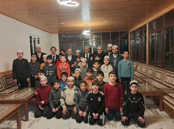 Kahramanmaraş’ın Göksun ilçesinde Ramazan ayı dolayısıyla düzenlenen iftar programında öğrenciler