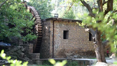 Kahramanmaraş’ın kalabalığından birkaç kilometre uzaklaşınca bambaşka bir tablo karşılıyor insanı.