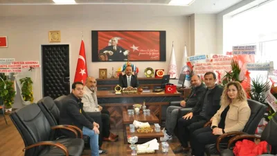 Kadirli Gazeteciler Cemiyeti (KGC) Başkanı Muzaffer Yüksel Kaya ve yönetim