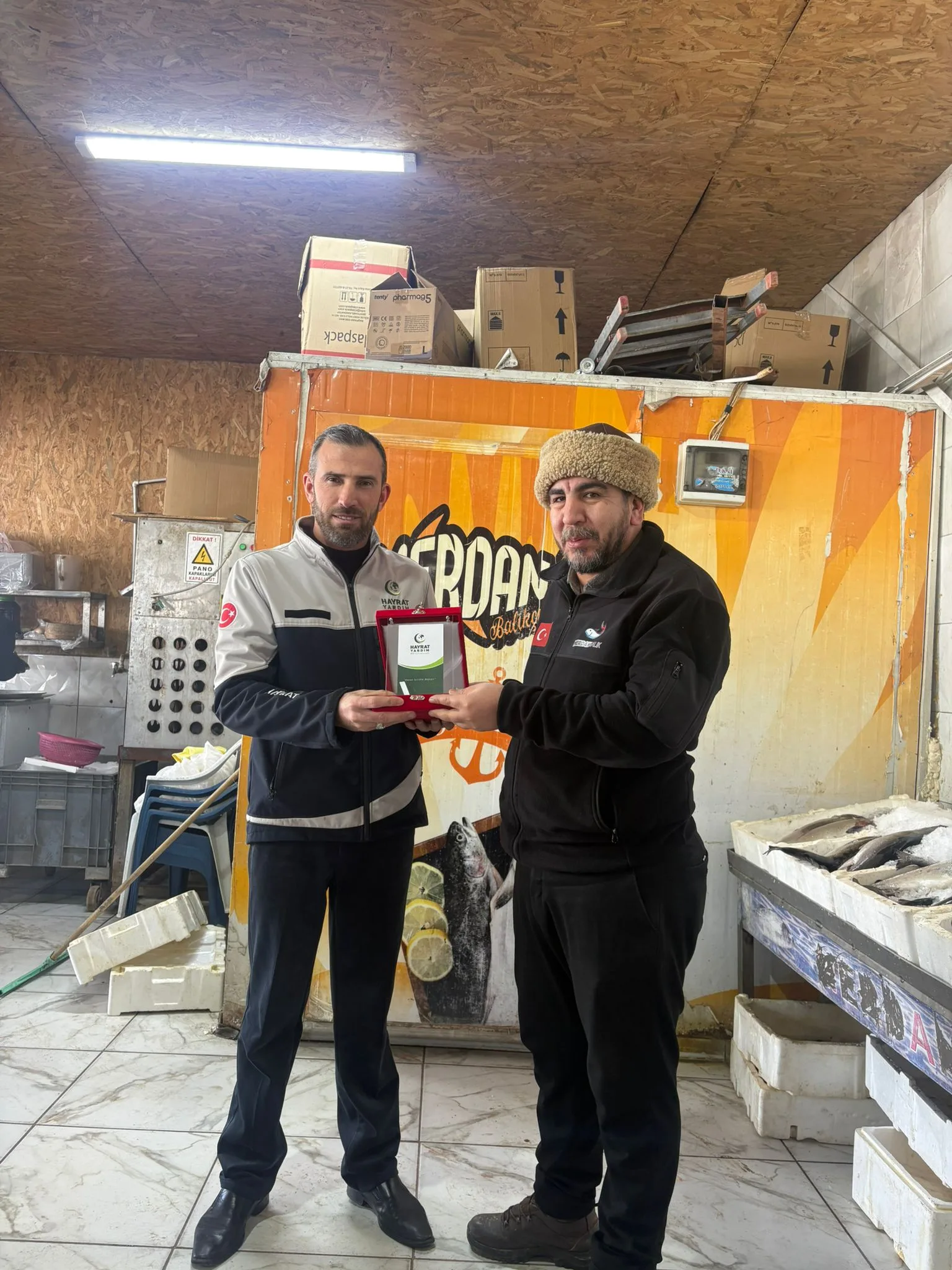 Hayrat Yardim Derneginden Ibrahim Sariya Tesekkur Plaketi 1