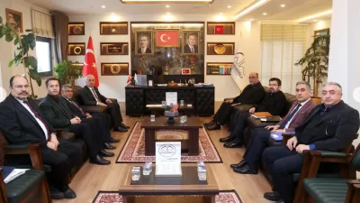 Hüseyin Erol başkanlığındaki heyet, Mehmet Akpınar’ı makamında ziyaret etti. Ziyarette