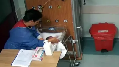 Kahramanmaraş’ta, hemşirenin başka bir bebeği daha darbettiği görüntüler ortaya çıktı.