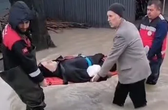 Kadirli’de etkili olan şiddetli yağışların ardından su baskınlarının yaşandığı Aydınlar