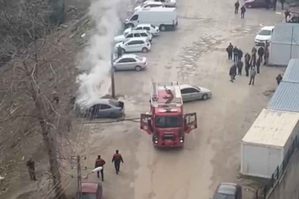 Kahramanmaraş’ın Andırın ilçesinde bulunan Devlet Hastanesi bahçesindeki araç park alanında,
