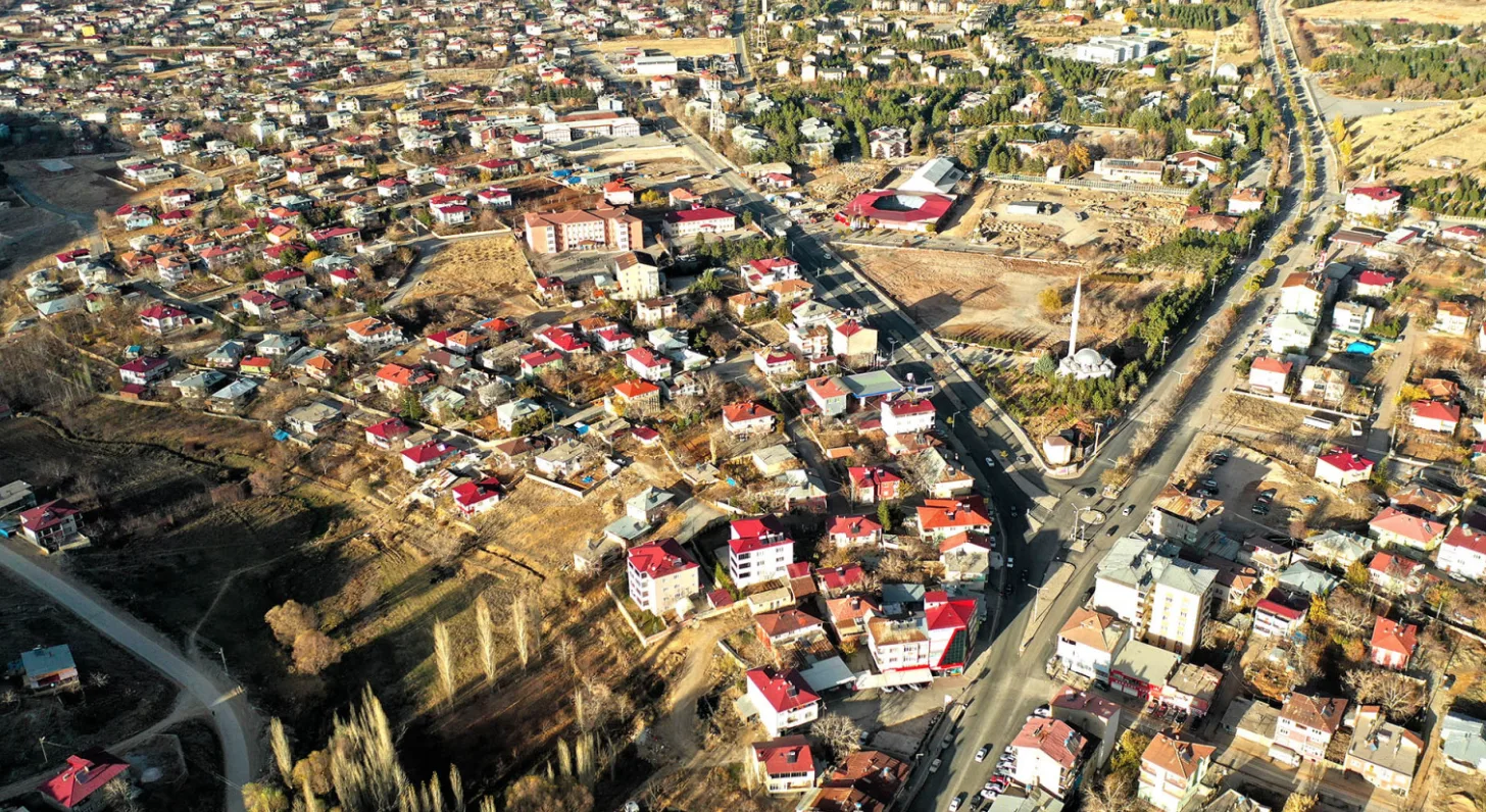 Afşin’de Gençlerle Sokak Röportajı: Kalmak mı, Gitmek mi? İlçenin Gençleri Gelecek Planlarını Anlattı