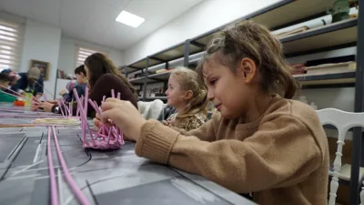 Anneler ve çocuklar, Büyükşehir Belediyesinin düzenlediği Rattan Örgü Sepet Atölyesi’nde