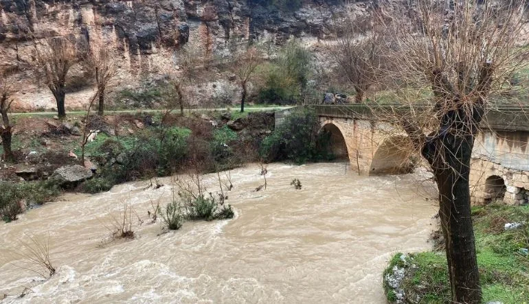 Düziçi ilçesinde üç gündür aralıksız süren sağanak yağış ve fırtına,
