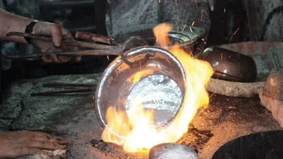 Kahramanmaraş’ın Pazarcık ilçesinde yıllardır bakır kapları kalaylayarak geçimini sağlayan Ali