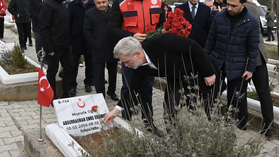 6 Şubat Deprem Şehitleri Mezarı Başında Dualar ve Gözyaşlarıyla Yad Edildi 1 kapak 0