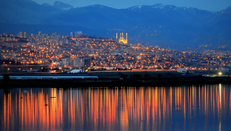 Kahramanmaraş’ın simgelerinden Ahir Dağı, yalnızca şehrin doğal güzelliğiyle değil, dilden