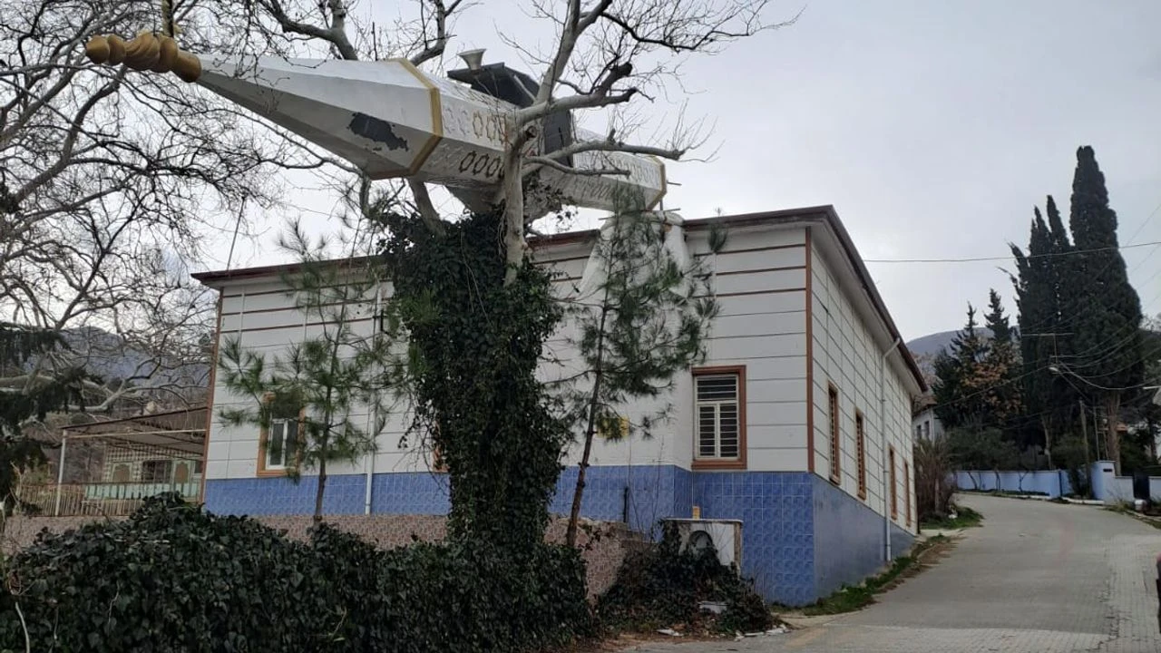 Rüzgâr Camii Minresini Yıktı: Ekipler Bölgede Önlem Aldı 1 osmaniye duzicinde devrilen cami minaresi elektrik tellerini kopardi