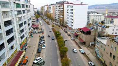 Kahramanmaraş’ın Pazarcık ilçesinde çarşı esnafı, bahar sezonu öncesi dükkânlarını yenileyerek