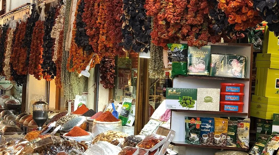 Kahramanmaraş’ın kalbi olarak bilinen Dulkadiroğlu Tarihi Kapalı Çarşı, yüzyıllardır ticaretin