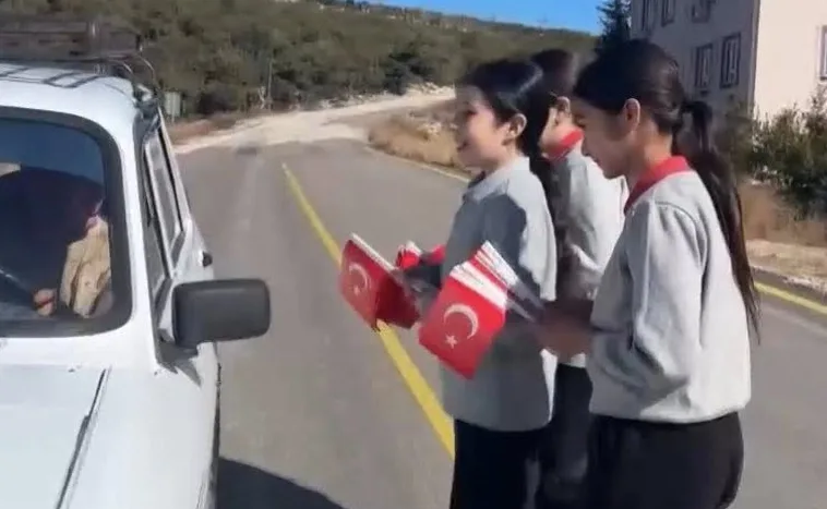 Köy Okulu Öğrencilerinden Duygulandıran Bayrak Hassasiyeti 1 tyoi