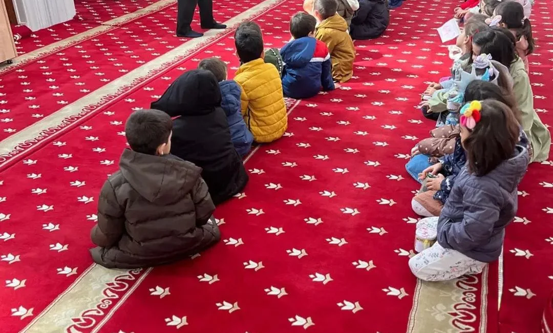 Kahramanmaraş’ın Andırın ilçesinde minik öğrenciler, sergiledikleri anlamlı davranışla gönülleri ısıttı.
