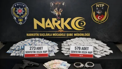 Kahramanmaraş’ta polis ekiplerince düzenlenen narkotik operasyonlarında yüzlerce sentetik ecza hap