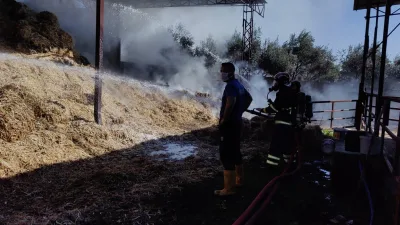 Sumbas’ın Akdam köyünde, henüz belirlenemeyen bir nedenle çıkan samanlık yangını,
