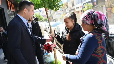 Kadirli Belediye Başkanı Mustafa Mert Olcar, Savrun Çayı’nda turp yıkayan