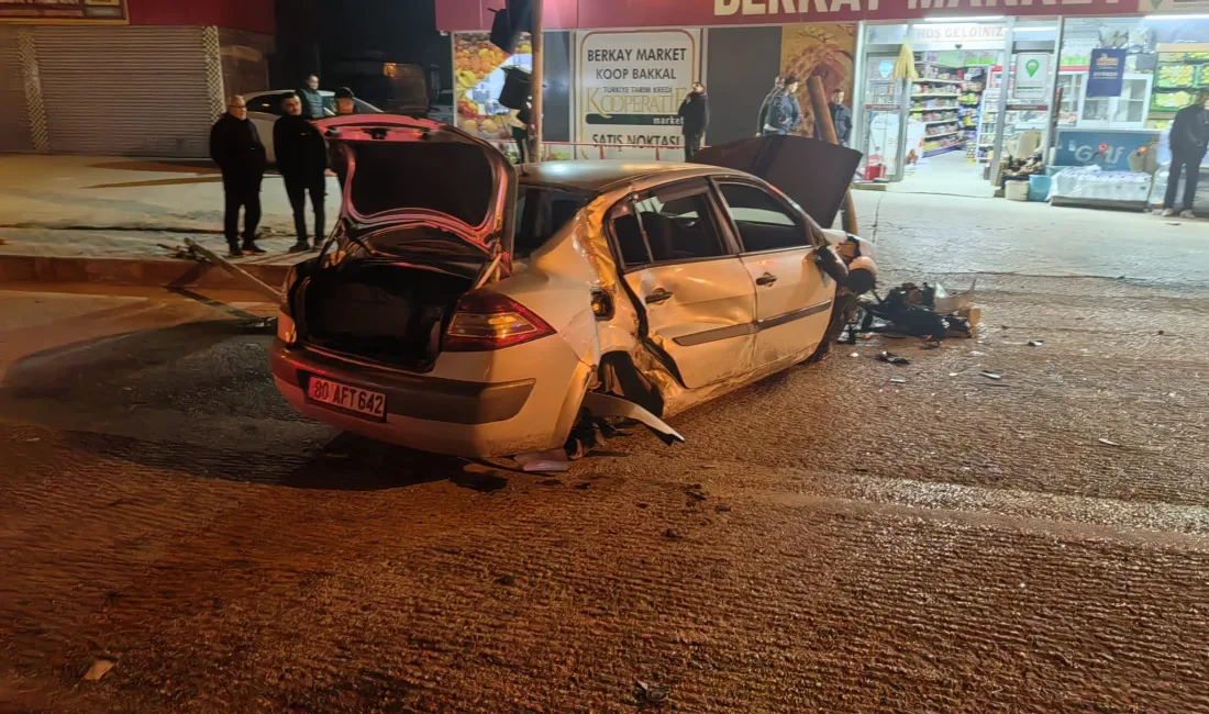 Kadirli ilçesinde sürücüsünün direksiyon hakimiyetini kaybettiği otomobil refüje çarparak durdu.