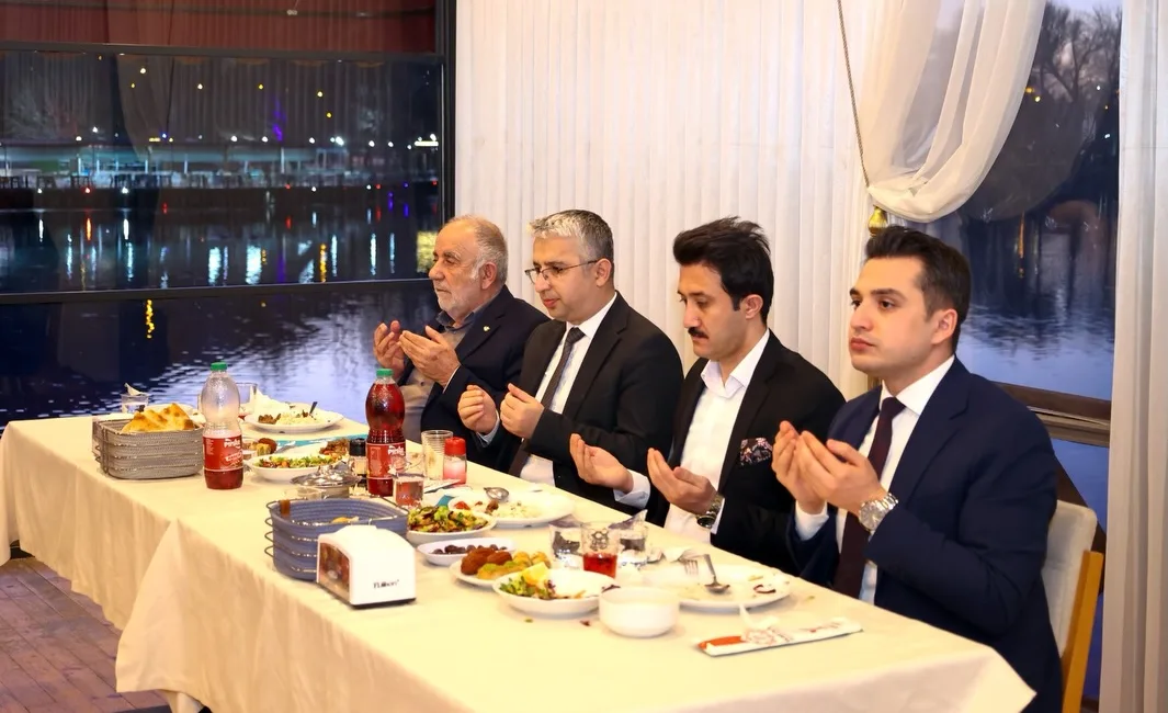 Kahramanmaraş’ın Elbistan ilçesinde Ramazan ayının manevi atmosferi düzenlenen iftar programında