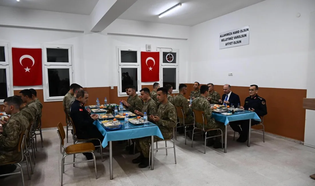 Osmaniye’de düzenlenen iftar programında askerlerle aynı sofrayı paylaşan Vali Serdengeçti,