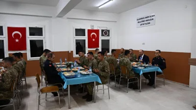 Osmaniye’de düzenlenen iftar programında askerlerle aynı sofrayı paylaşan Vali Serdengeçti,